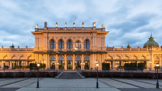 Vienne, Autriche. De Vienne, je garde de grands bâtiments absolument blancs, de grands arbres, la beauté d'une salle de spectacle et la sublimité de la musique en fond