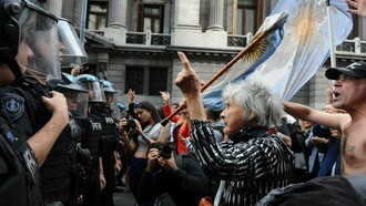 Jubilada enfrenta a la policía, Buenos Aires, Argentina. En tiempos de autoritarismo disfrazado de legalidad, la valentía consiste en no ceder al silencio ni a la indiferencia