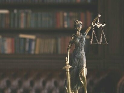  Da dove viene il movimento? E il senso? Su cosa si fonda il nesso causale? È solo una scaturigine contestuale? È un processo?