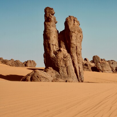  Il deserto algerino, uno dei più vasti e suggestivi al mondo, ospita paesaggi spettacolari come altopiani rocciosi, dune dorate e oasi ricche di biodiversità adattata a condizioni estreme. Tassili du Hoggar, In Guezzam, Algeria