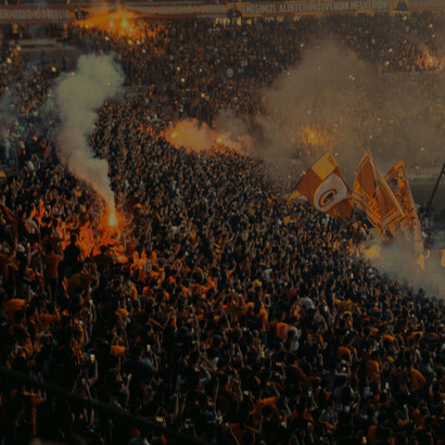 Torcida ensandecida utiliza elementos pirotécnicos na arquibancada em forma de protesto ao resultado final do jogo