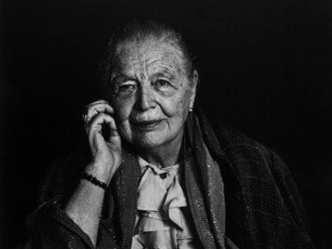 Il processo di immedesimazione tra l’autrice e il suo soggetto si spinse talmente oltre da permettere a Marguerite quasi di rivivere, a tratti, parte delle abitudini quotidiane di Adriano