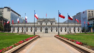 Chile se prepara para las elecciones presidenciales de noviembre de 2025 en un contexto de incertidumbre política y fragmentación partidaria. Palacio de la Moneda, Santiago, Chile