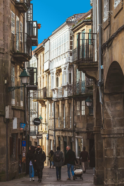 Com ruas de pedra e arquitetura medieval, Santiago de Compostela é Patrimônio da Humanidade e símbolo de fé e cultura, sendo um dos principais destinos religiosos e históricos da Europa