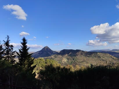 Matta, "sicileno", decía que todo pintor es un volcán y que el arte verdadero nace de la erupción.Su taller era un templo de colores y silencio. Germana Ferrari, su viuda, pidió que lo recordáramos siempre en presente: “Él estará siempre aquí, aferrando el mundo del ser, en el ser del mundo". Mazzarino, Sicilia, Italia 