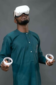 Métavers. À l'avenir, des projections holographiques, lunettes VR ou implants cérébraux supprimeront probablement les casques encombrants