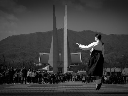 Hakbong Kwon, Layered gazes. Courtesy of Kathmandu Photo Gallery