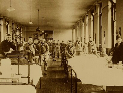 Die Spanische Grippe war eine Pandemie, die durch einen ungewöhnlich virulenten Abkömmling des Influenzavirus verursacht wurde und zwischen 1918 und 1920 mindestens  das Leben 25 Millionen Infizierten forderte