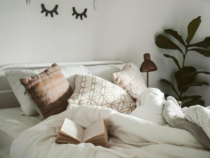 Cama desarrumada. Lembrando a arquitetura magistral do Brasil, nos anos 1970, em comparação com a atual, notamos diferenças absurdas, o que significa que o gosto e necessidade das pessoas quanto as suas casas mudou, entretanto havia um ar elegantemente natural em seu concreto aparente de grandes formas, e menos fechamentos para esconder partes da casa ou qualquer outra coisa que seja, como podemos apreciar nos dias atuais



