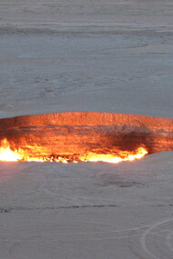 Darvaza, Turkmenistan, La “porta dell’Inferno”, e cioè il cratere di Darvaza, una caverna collassata di gas naturale cui è stato dato fuoco (brucia a cielo aperto in maniera permanente da decenni) per impedire una nociva diffusione di gas metano
