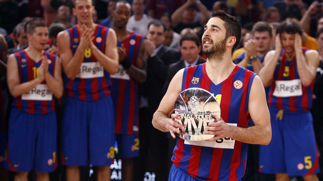 Uno de los muchos hitos de la «Bomba» Navarro: con el trofeo que lo acredita como MVP de la Final Four de 2010 en París