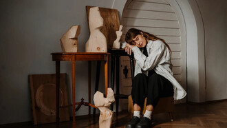 Lisa Dengler junto a sus obras