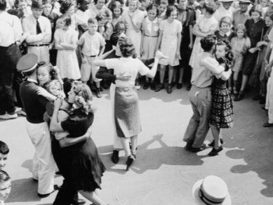 Ambiance festive d’une époque révolue, où couples et groupes se retrouvaient pour danser dans une atmosphère à la fois codifiée et joyeuse