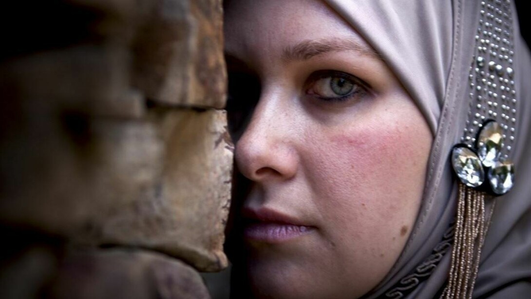 Una refugiada musulmana con rostro atemorizado