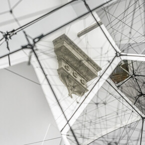 Tomás Saraceno (Argentina, 1973) Connectome, 2020 (dettaglio)
Atmosfera  costellata  di  complessi  sistemi  geometrici  che  formano  delle 
nuvole.  Strutture  irregolari  che  ricordano  le  forme  poliedriche  di  Weaire‐
Phelan di schiuma e bolle di sapone, le cui forme straordinarie rappresentano 
un  invito  a  impegnarsi  partendo  da  direzioni  diverse,  mentre  superfici  a 
specchio riflettono i raggi del sole in un gioco di luci e ombre. 
Courtesy  the  artist;  Andersen’s,  Copenhagen;  Ruth  Benzacar,  Buenos  Aires; 
Tanya Bonakdar Gallery, New York/Los Angeles; Pinksummer Contemporary 
Art, Genova; Esther Schipper, Berlin 
© Photography by Ela Bialkowska, OKNO Studio 
