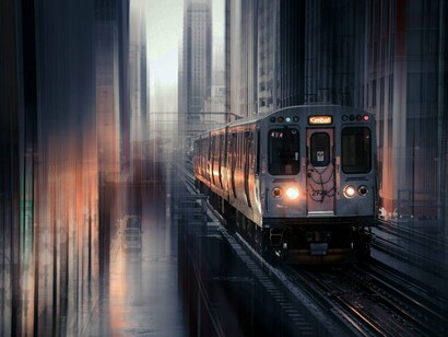 Un treno in città di notte