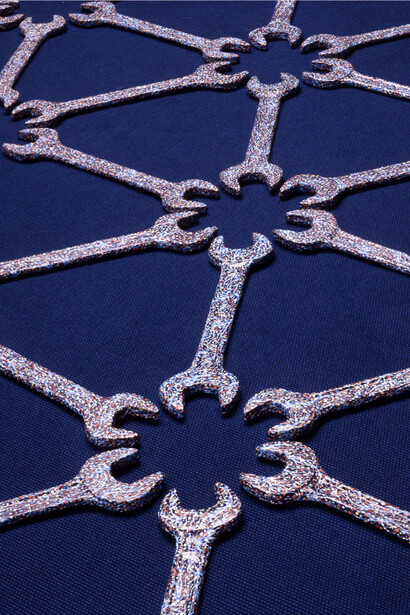 Ora et Labora. Tempera acrilica su metallo, dettaglio.  86 chiavi inglesi, 2004
