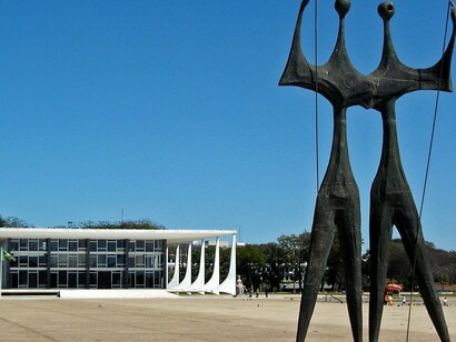 Escultura "Os Guerreiros" (conhecida como "Os Candangos"), Praça dos Três Poderes, Brasilia, DF, Brasil. Tenho vergonha do meu país e orgulho do Brasil. O governo dos EUA nem sempre foi tão ruim. Quando Barack Obama era presidente dos EUA, ele incentivou cientistas do governo, como eu, a colaborar com os brasileiros