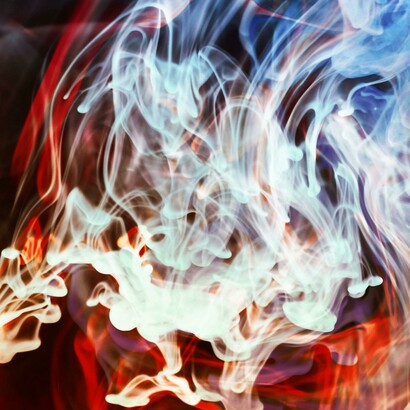 Secondo le teorie più diffuse, le fiamme gemelle sarebbero due metà della stessa anima destinate a favorire un reciproco percorso di crescita spirituale