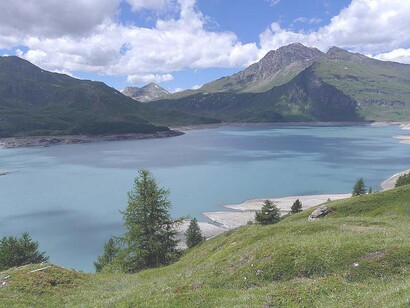Lago del Moncenisio, Italia. Guardo su, ed eccola la mia preferita. L’aquila. Da un lato all’altro, più in alto, più piccola. Essere lei. Solitaria, autonoma. Dove gli altri non arrivano. Visuale della valle. La lascio andare e proseguo da una roccia all’altra