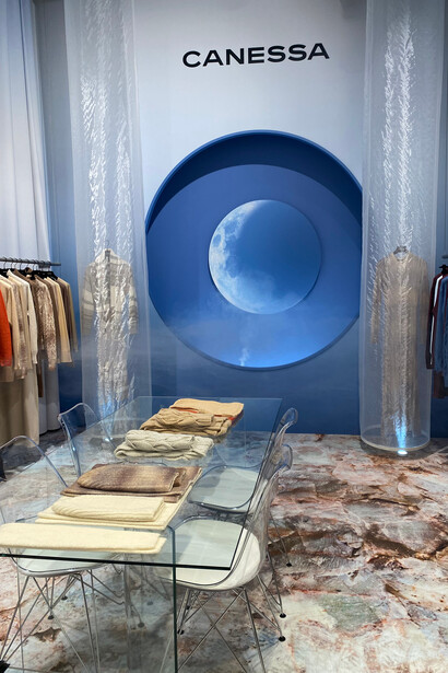 Lo showroom Canessa è stato allestito come il setting di un tempio lunare, dove le tende sono state sfumate nelle tinture che caratterizzano il brand