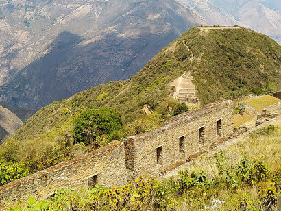 Su ubicación remota, en medio de montañas y bosques de ichu y orquídeas, hace que el acceso sea difícil, requiriendo una caminata de varios días desde pueblos como Cachora