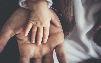 Ein Baby streichelt die Hand seiner Großmutter; Wir waren so reich, und wir wussten es nicht, wir waren alle diejenigen, die dabei sein mussten