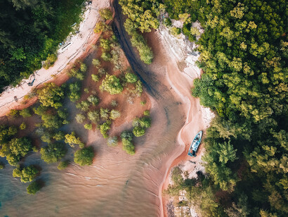 Cycle de l'eau. L’homme peut intervenir par les moyens qui lui sont propres et enrayer totalement cette disposition à négliger une question aussi essentiel que la préservation environnementale