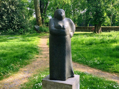Estatua dedicada a la memoria de Johanna 'Mutter' Ey por el artista Hannelore Köhler, ubicada en Düsseldorf, Alemania