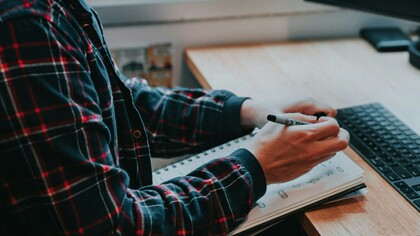 Un personaje bien construido no repite la voz del autor: respira, contradice y transforma la historia con voluntad propia