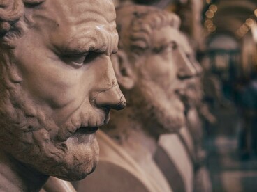 Leggere il passato allarga lo sguardo: ci permette di incontrare persone lontane nel tempo, comprenderne le scelte e scoprire quanto siano complesse le ragioni degli esseri umani