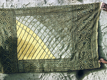 Ill. 16. Half-finished wrapper showing the five “panels” characteristic of women’s mud cloths. In the past, the central panel (finin ba) was always painted last, and its size was determined by the proportions of the other four panels. The central panel is painted with the “Moor woman’s headpillow” (suraka muso kongoro t’alan) motif.  
Photocredit Sarah C. Brett–Smith
