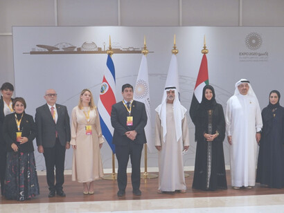 Carlos Alvarada Quesada, expresidente de Costa Rica, y el jeque Nahyan bin Mubarak Al Nahyan (centro) junto a representantes diplomáticos de Emiratos Árabes Unidos y Costa Rica