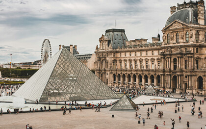 Au Louvre, à Paris, en France, le passé et la création contemporaine se rencontrent pour montrer que l’art et la couture parlent le même langage