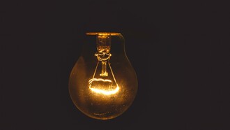 A claridade e a
escuridão e todos os graus intermédios de luminosidade condicionam o modo
como vivemos