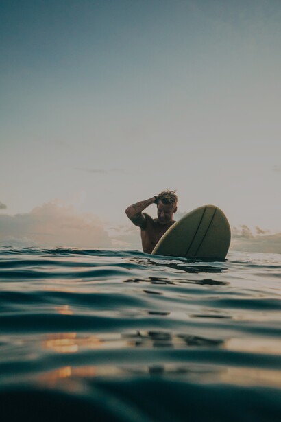 Homem aproveita a vida surfando