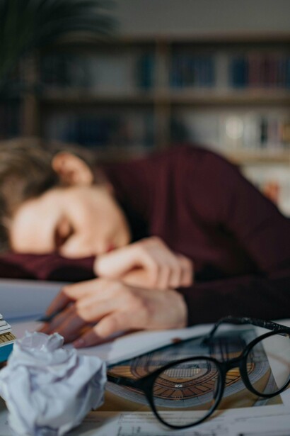 Após as horas laborais, começa o nosso part-time, a que chamamos vida pessoal. Esta categoria subdivide-se em organização da casa, higiene pessoal, preparação de refeições e marmitas; afinal, Uber Eats todos os dias é sinónimo de falência. Falamos ainda, por vezes, na conclusão de estudos/cursos e formações a que nos propomos; animais de estimação e filhos! Por fim, quando sobra tempo, dedicação ao movimento diário. Os sortudos ainda têm hobbies. Não podemos incluir nesta equação as horas de sono. Não, não