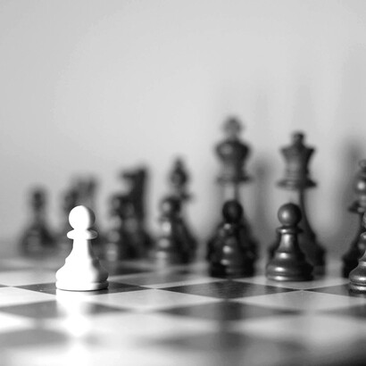 Le sue dimissioni, motivate da un rifiuto dell’interventismo, non sono soltanto un gesto personale, ma l’emersione di una tensione più ampia all’interno del mondo conservatore americano