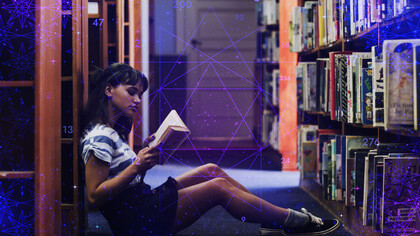 Una giovane ragazza siede sul pavimento di una biblioteca, assorta in un libro, con motivi geometrici e numeri luminosi sovrapposti intorno a lei, che suggeriscono una combinazione di conoscenza e pensiero astratto