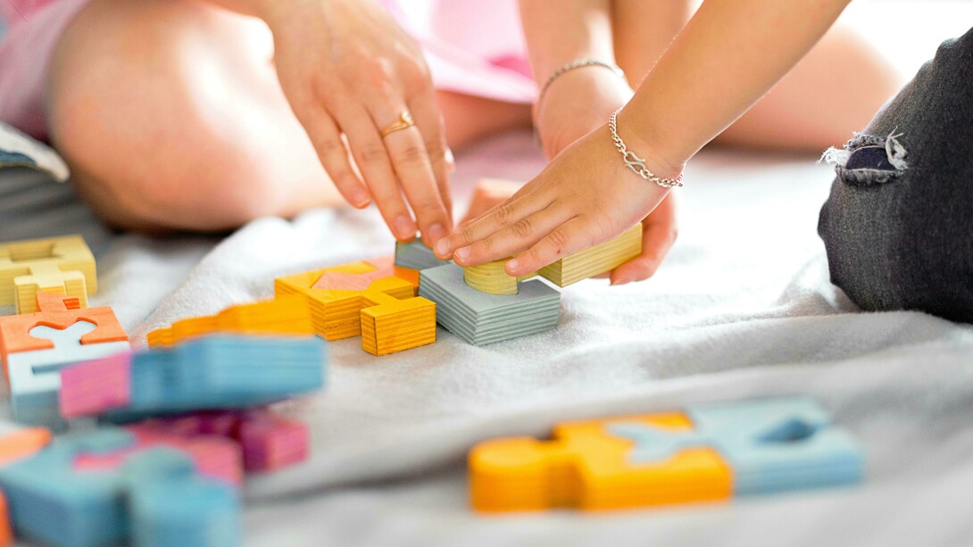 Crianças encaixam peça de puzzle