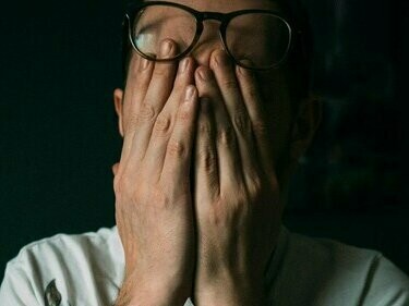 Nada mais entediante que as dezenas, centenas, centenas de milhares (Ops! Olha o exagero! Exagero?) de expressões chavões que encontramos nas redes sociais! Alguém resolve descrever em quatro palavras ou duas linhas uma situação política, social, econômica, cultural ou qualquer outro tema que apresente diversas camadas de complexidade e termina a frase com a melhor conclusão de todas: “Simples assim!”, como se fosse a chancela síntese para a incrível constatação que acabou de descrever