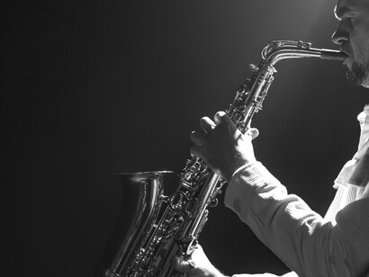 Nacido del encuentro entre ritmos africanos, tradiciones europeas y la vida cultural de Nueva Orleans, el jazz transformó la manera de escuchar música, de bailar y de sentir la improvisación