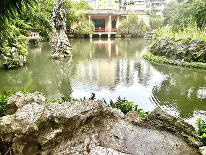 Lotus Pond in the center of the garden © Alma Reyes