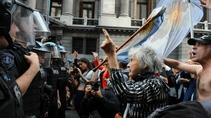 Jubilada enfrenta a la policía, Buenos Aires, Argentina. En tiempos de autoritarismo disfrazado de legalidad, la valentía consiste en no ceder al silencio ni a la indiferencia
