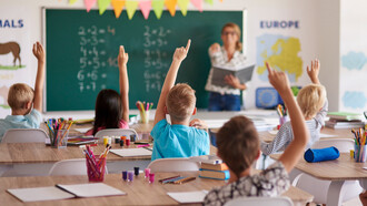 Bambini a scuola. Perché tutto ciò avvenga è necessario che gli adulti facciano un grande salto mentale e che non solo comprendano e accettino un nuovo modo di vedere, vivere e fare scuola ma che se ne facciano anche promotori
