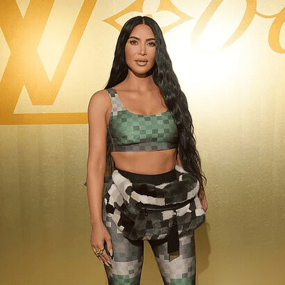 Kim Kardashian posa para foto em evento da marca Louis Vuitton em recente parceria com o cantor Pharrel Williams no último mês de junho, 2023