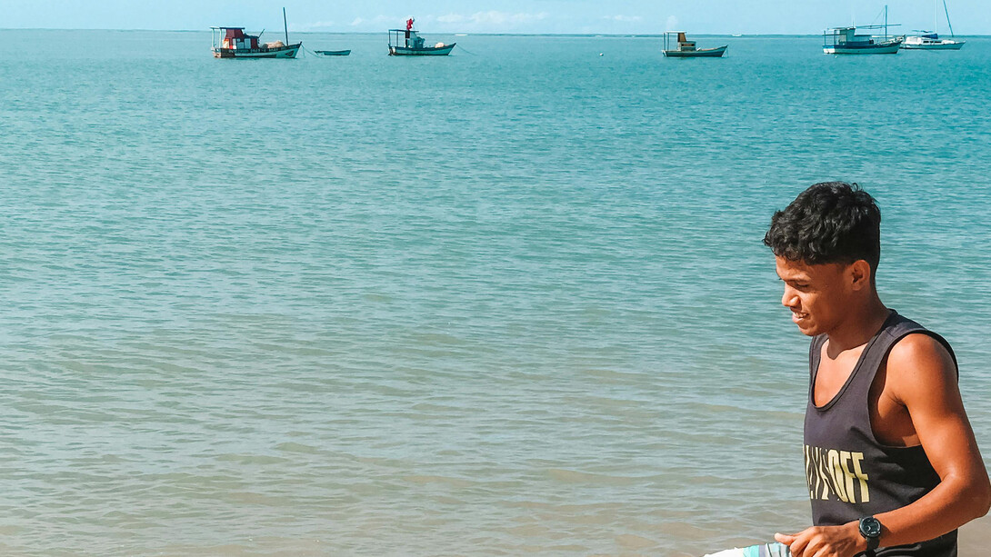 Banzo é mais que saudade; é um sentimento profundo de pertencimento que surge ao deixar Salvador. Cores, cheiros, sons e tradições que moldam a identidade soteropolitana e tornam o distanciamento doloroso