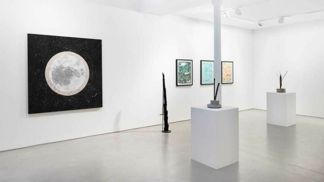 Oscar Tuazon, Written on water, exhibition view. Courtesy of Galerie Chantal Crousel