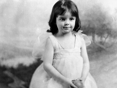 Judy Garland (1922-1969). Comenzó a actuar a los 2 años, pero sufrió abusos infantiles con medicamentos para mantenerla activa. En  «El New Grand Theater», en Grand Rapids, Minnesota, durante una función navideña vespertina, 1924