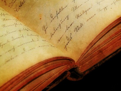 Incontornáveis exemplos das inventadas para conferir consistência a mundos ficcionais, justificando até a existência da Sociedade de Criação de Língua (LCS), fundada em 2007, que tem por objectivo criar, promover e divulgar línguas artificiais (conlangs), com uma secção significativamente intitulada “Fiat Lingua”